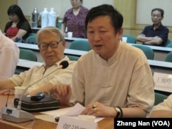 在北京的中国历史学者章立凡(前排右侧) (2009年12月6日, 美国之音张楠拍摄)