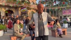 نمایش یک گروه موسیقی در خیابان 