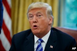 도널드 트럼프 미국 대통령이 28일 백악관 집무실에사 지아니 인판티노 국제축구연맹(FIFA)회장과 카를로스 코르데이로 미국 축구협회장을 접견했다.