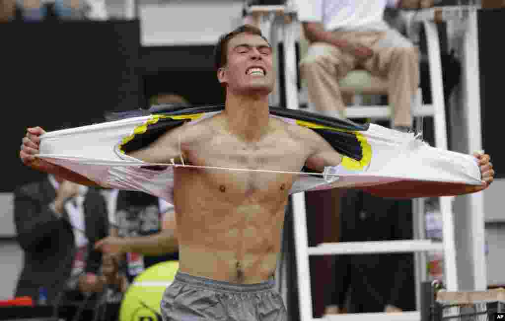 Petenis Jerzy Janowicz dari Polandia merayakan kemenangan setelah mengalahkan Jo-Wilfried Tsonga dari Prancis dalam turnamen Italia Terbuka di Roma, Italia.