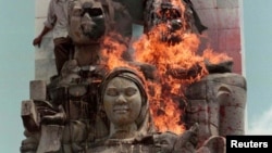 បាតុករ​គណបក្ស​ប្រឆាំង​ (គណបក្ស​សម រង្ស៊ី) ដុត​ស្តូប​មិត្តភាព​កម្ពុជា-វៀតណាម​ក្នុង​ក្រុង​ភ្នំពេញ​កាល​ពី​ថ្ងៃ​ទី​៣០​ខែ​សីហា​ឆ្នាំ​១៩៩៨ ដើម្បី​ប្រឆាំង​តវ៉ា​នឹង​លទ្ធផល​ការ​បោះឆ្នោត។