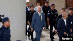 Mantan Perdana Menteri Malaysia, Najib Razak, tiba di pengadilan Kuala Lumpur, Malaysia, 8 Agustus 2018. (Foto: dok).