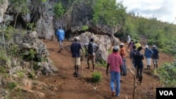 Some Haitians cluster at a cave in the Jeremie neighborhood of Louwou, in the country's hurricane-ravaged southwest. (B. Magloire for VOA)