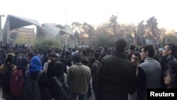 មនុស្ស​ម្នា​បាតុកម្ម​នៅ​ក្បែរ​សាកលវិទ្យាល័យ​តេហេរ៉ង់ កាលពី​ថ្ងៃទី៣០ ខែធ្នូ ឆ្នាំ២០១៧។