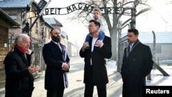 Elon Musk (kedua dari kanan) melakukan kunjungan pribadi ke Auschwitz-Birkenau di Oswiecim, Polandia hari Senin (22/1).