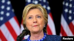 2016년 미국 민주당 대통령 후보였던 힐러리 클린턴 전 국무장관이 이 아이오와주 다모인에서 캠페인 집회를 끝낸 뒤, 기자회견을 열어 개인 이메일 수사에 대해 발언하고 있다. 