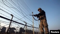 Polisi perbatasan India memeriksa pagar pengaman perbatasan dengan Pakistan (foto: dok).