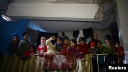 Anak-anak pengungsi di tempat perlindungan di kota terkepung Douma, Ghouta timur, dekat Damaskus, Suriah, 11 Maret 2018. (Foto: dok).