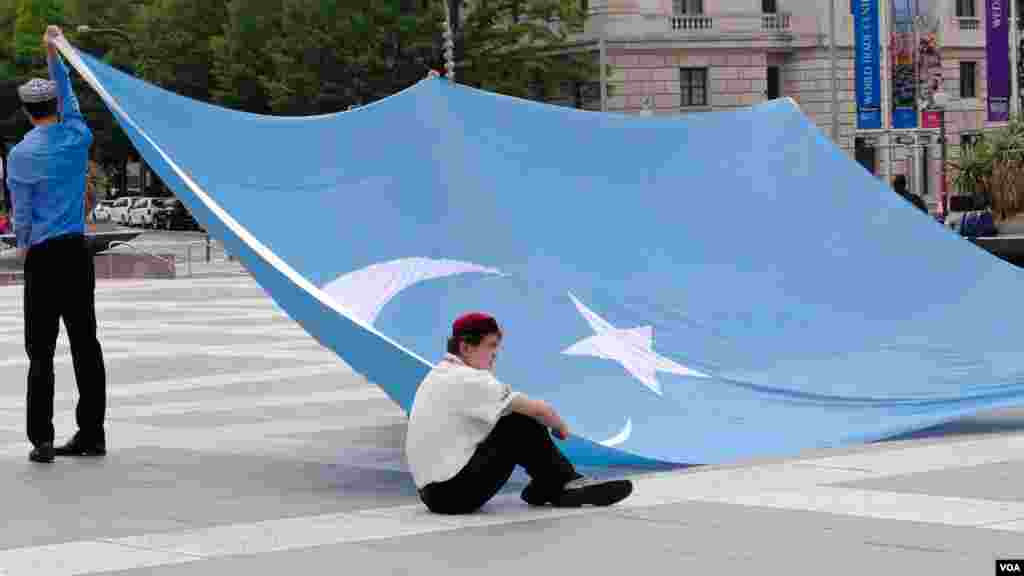 Vashingtonda Uyg&#39;ur madaniy festivali. Tadbirdan so&#39;ng jamoa Xitoy elchixonasi qarshisida norozilik namoyishi o&#39;tkazdi, Vashington, 3-avgust, 2014-yil. Odil Ruzaliev surati