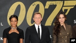 Daniel Craig (tengah) diapit Naomie Harris (kiri) dan Berenice Marlohe (kanan) saat mempromosikan 'Skyfall,' Oktober 2012.