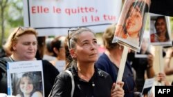 ស្រ្តី​កាន់​បដា​ដែល​មាន​រូប​ជន​រង​គ្រោះ​ នៅ​ពេល​ពួក​គេ​ធ្វើ​បាតុកម្ម​ប្រឆាំង​នឹង​អំពើ​ហិង្សា​លើ​ស្ត្រី​ នៅ​ទីក្រុង​ប៉ារីស ប្រទេស​បារាំង កាល​ពី​ថ្ងៃ​ទី​៣ កញ្ញា ២០១៩។