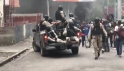National policemen disperse protesters in front of the Ministry of Justice, in Port-au-Prince, Haiti, Dec. 10, 2020. (Renan Toussaint/VOA)
