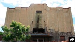 Ta'mirlash ishlaridan oldin Xovard teatrining kiraverishi