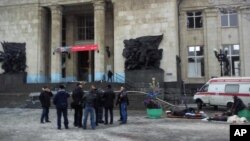 러시아 볼고그라드 기차역 앞으로 사람들이 몰려 있는 가운데 구급차가 환자를 이송하기 위해 대기하고 있는 모습.