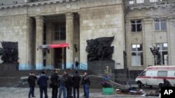 Petugas medis membantu korban luka-luka di pintu masuk stasiun kereta Volgograd, Rusia, 29 Desember 2013.