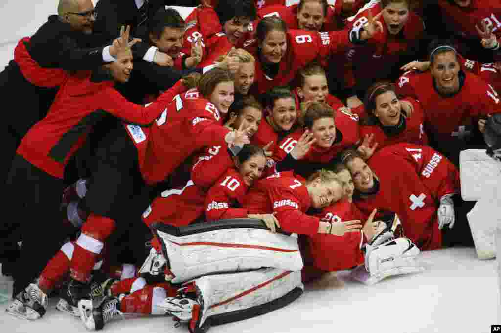 Team Switzerland poses for a picture after their 4-3 win over Sweden in the women&#39;s bronze medal ice hockey game, Sochi, Feb. 20, 2014.&nbsp;