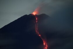 Gunung Semeru memuntahkan lahar panas saat meletus, terlihat dari Desa Oro-oro Ombo di Lumajang, Jawa Timur, 17 Januari 2021. (Foto: Antara via Reuters)