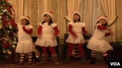 Anak-anak Indonesia berusia di bawah 10 tahun menampilkan tarian dengan tema Natal