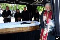 آیرینا دختر گورباچف دومین نفر از سمت چپ در کنار تابوت میخاییل گورباچف در قبرستان «نُوُدِویچی» در مسکو. ٣ سپتامبر ٢٠٢٢