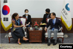 방한 중인 엘리자베스 살몬(왼쪽) 유엔 북한인권특별보고관이 2일 서울에서 권영세(오른쪽) 한국 통일부 장관과 회동하고 있다. (한국 통일부 제공)