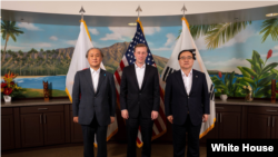 제이크 설리번(가운데) 백악관 국가안보보좌관과 김성한(오른쪽) 한국 대통령실 국가안보실장, 아키바 다케오 일본 국가안전보장국장이 지난 1일 하와이 호놀룰루의 인도태평양사령부에서 회동하고 있다. (자료사진=설리번 보좌관 트위터)