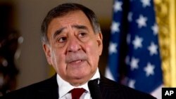 Menteri Pertahanan AS, Leon Panetta dalam konferensi pers di London (Foto: dok). Menhan AS telah mencabut larangan tempur bagi perempuan dalam angkatan bersenjata Amerika, dan membuka ribuan lowongan bagi perempuan untuk ikut bertempur di garis depan. (AP Photo/Jacquelyn Martin, File)