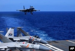 China mengadakan latihan militer di Laut China Selatan yang disengketakan bertepatan dengan kunjungan Presiden AS Joe Biden ke Korea Selatan dan Jepang. (Foto: via AP)