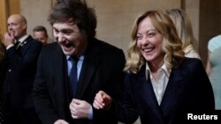 ট্রাম্পের অভিষেক অনুষ্ঠানে ইতালির প্রধানমন্ত্রী জিওরজিয়া মেলোনি এবং আর্জেন্টিনার প্রেসিডেন্ট হাভিয়ের মিলেই। ফটোঃ ২০ জানুয়ারি, ২০২৫।