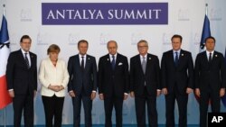 Les leaders de l'UE observent une minute de silence, Sommet du G-20, Turquie, 16 novembre 2015. 