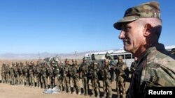 Jenderal John Nicholson, Komandan pasukan Resolute Support and pasukan AS di Afghanistan, berbicara di hadapan pasukan polisi khusus Afghanistan disela pelatihan militer di Provinsi Logar, Aghanistan, 30 November 2017.