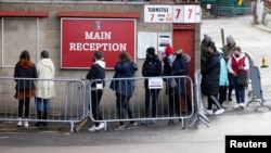 Warga London antre untuk melakukan tes Covid-19 di tengah melonjaknya kasus virus corona di Inggris, Minggu (3/1). 