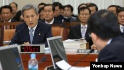 김관진 한국 국방부 장관(왼쪽)이 26일 국회 국방위원회 전체회의에서 의원들의 질문에 답하고 있다. 