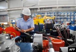 중국 허베이성 장자커우의 제조공장에서 노동자가 작업하고 있다.