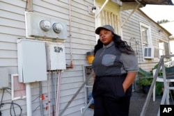 연방 평등고용기회위원회(EEOC)와 함께 직장 내 성추행 소송을 제기한 테냐 하렐이 지난달 맥도날드 유니폼을 입고 집을 나서고 있다.