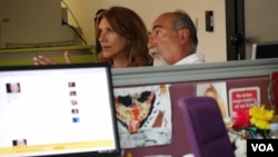 Vesna Mališić i Milan Ćulibrk u redakciji nedeljnika NIN