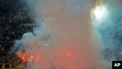 Aksi suporter sepak bola.