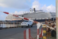 សាធារណជន និងអ្នកសារព័ត៌មាន មិនត្រូវបានអនុញ្ញាតអោយចូលសេរីទៅជិតនាវានោះទេ នាព្រឹកថ្ងៃអាទិត្យនេះ។ (ស៊ុន ណារិន/VOA Khmer)