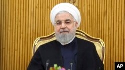 Presiden Iran Hassan Rouhani di bandara Mehrabad sebelum bertolak ke New York untuk menghadiri Sidang Majelis Umum PBB, Senin (29/9). (Foto: Kantor Kepresidenan Iran)