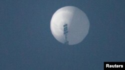 عکس خبرگزاری رویترز از بالنی که بر فراز آسمان آمریکا دیده شده است. 