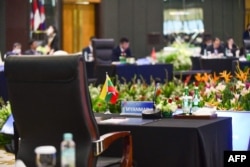 Meja perwakilan Myanmar kosong selama Pertemuan Menteri Luar Negeri ASEAN Khusus (SAFMM) di Gedung Sekretariat ASEAN di Jakarta. (Foto: AFP)