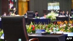 Meja perwakilan Myanmar terlihat kosong saat Pertemuan Menteri Luar Negeri ASEAN Khusus (SAFMM) di Gedung Sekretariat Jenderal ASEAN di Jakarta. (Foto: ASEAN/AFP)