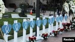 Sebelas nama korban yang tewas dalam insiden penembakan massal saat perayaan Tahun Baru Imlek di Monterey Park, California, dipasang di lokasi area kejadian pada 24 Januari 2023. (Foto: Reuters/David Swanson)