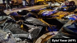 Kantong jenazah di luar rumah sakit pada 8 Februari 2023. Tim SAR masih masih berjibaku menyelamatkan korban yang terjebak di bawah puing-puing. (Foto: Eylul Yasar/AFP)