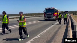 Des agents munis d'engins de détection de radioactivité le long d'une autoroute dans l'État d'Australie occidentale, en Australie, le 28 janvier 2023 (capture d'écran).