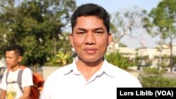 លោក នី ណាក់ ផ្តល់​បទសម្ភាសន៍​ដល់​អ្នកសារព័ត៌មាន​​វីអូអេ នៅ​ក្បែរ​រូប​សំណាក​យាយ​ពេញ ក្បែរ​វត្ត​ភ្នំ ក្នុង​រាជធានី​ភ្នំពេញ នៅ​ថ្ងៃទី១ ខែកុម្ភៈ ឆ្នាំ២០២៣។ (លាស់ លីបលីប/វីអូអេ) 