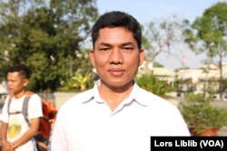 លោក នី ណាក់ ផ្តល់​បទសម្ភាសន៍​ដល់​អ្នកសារព័ត៌មានវីអូអេ នៅ​ក្បែរ​រូប​សំណាក​យាយ​ពេញ ក្បែរ​វត្ត​ភ្នំ ក្នុង​រាជធានី​ភ្នំពេញ នៅ​ថ្ងៃទី១ ខែកុម្ភៈ ឆ្នាំ២០២៣។ (លាស់ លីបលីប/វីអូអេ)