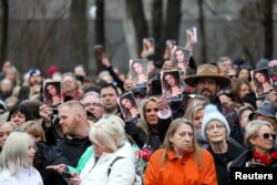 Penggemar musik menghadiri peringatan publik untuk penyanyi Lisa Marie Presley, satu-satunya putri "Raja Rock 'n' Roll," Elvis Presley, di Graceland Mansion di Memphis, Tennessee, AS, 22 Januari 2023. (Foto: REUTERS/ Nikki Boertman)
