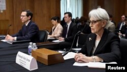 웬디 셔먼 미 국무부 부장관(오른쪽)과 라이 라트너 국방부 인도태평양 안보 담당 차관보가 9일 상원 외교위원회가 개최한 미국의 대중 정책 점검 청문회에 출석했다.