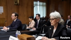 美国国务院常务副国务卿温迪·谢尔曼(右）与国防部印太安全事务助理部长伊莱·拉特纳出席参议院外交事务委员会关于拜登政府在“美中战略竞争时代”对中国的政策听证会。(2023年2月9日）