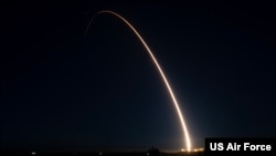 미 공군이 캘리포니아주 반덴버그 우주군 기지에서 시험용 재진입 운반체를 장착한 '미니트맨(Minuteman)' 3 대륙간탄도미사일(ICBM)을 시험발사하고 있다. (자료사진)